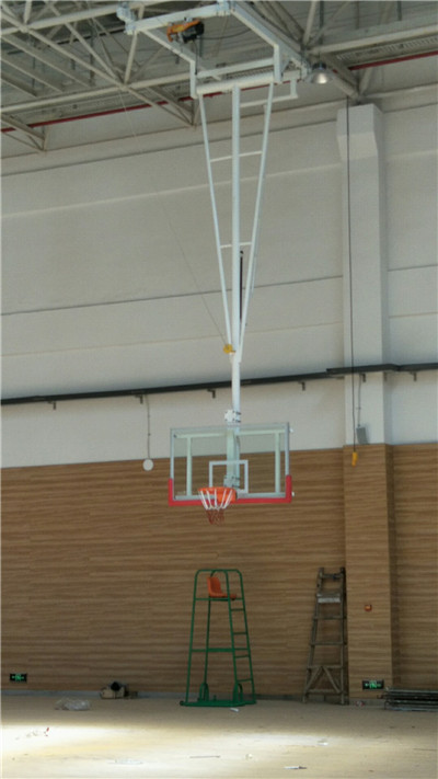 江西南昌某中學室內場館懸掛式電動籃球架安裝現(xiàn)場