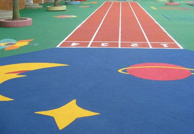 幼兒園室外塑膠地面施工注意事項(xiàng)和塑膠場(chǎng)地做法是什么？